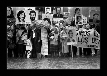Figura 4. Marcha de las  Madres de Plaza de Mayo, donde llevan las pancartas que exhiben los rostros de  sus hijos desparecidos. Buenos Aires, 28 de abril de 1983.