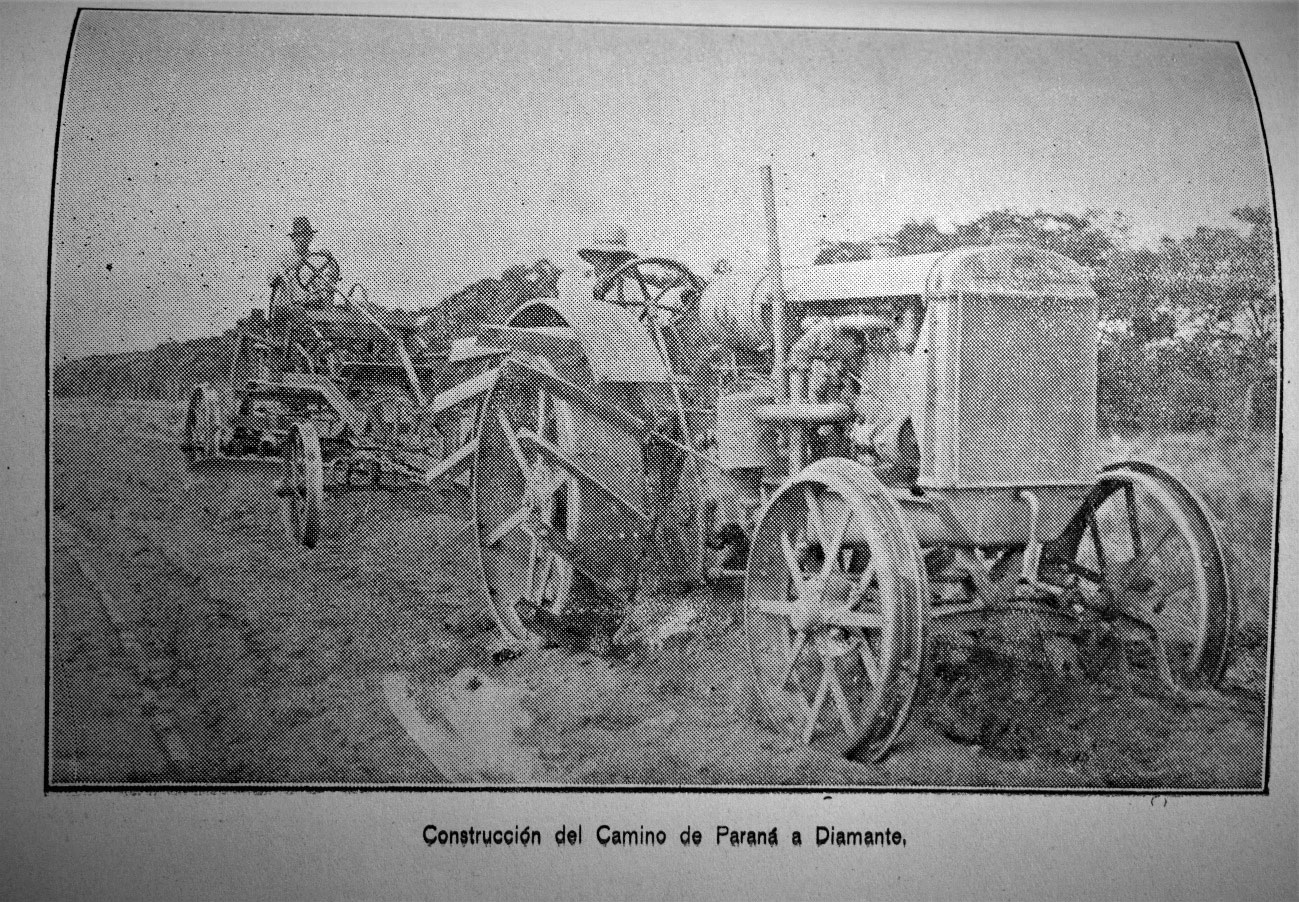 Tractores utilizados en la construcción del Camino de Paraná a
Diamante 

   

 