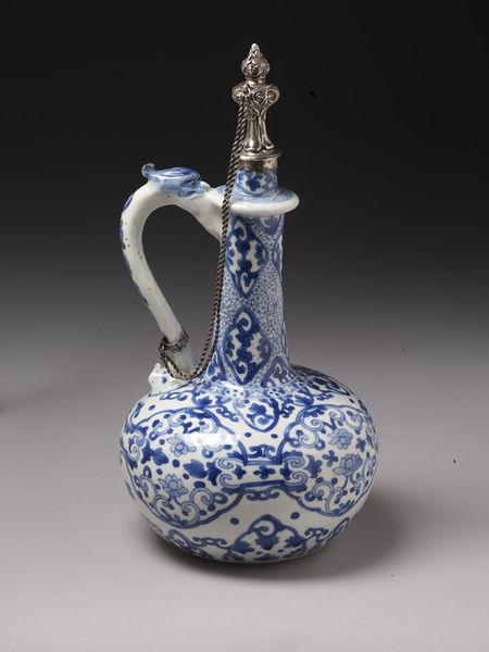 Botella con tapador y cadena