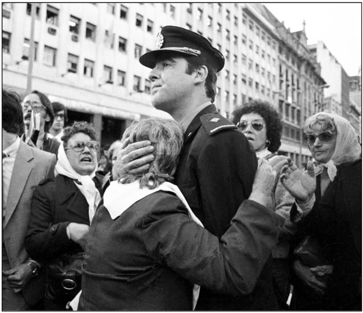 Fotograf&iacute;a que se interpret&oacute; como un abrazo entre Susana Legu&iacute;a y el represor Jorge Gallone. 5 de octubre de 1982 