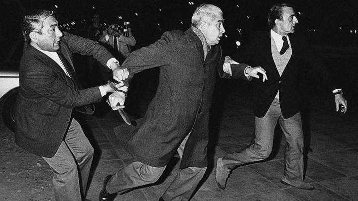 El represor Men&eacute;ndez, cuchillo en mano