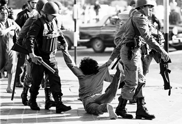 Un joven es detenido durante la represi&oacute;n del 30 de marzo de 1982
