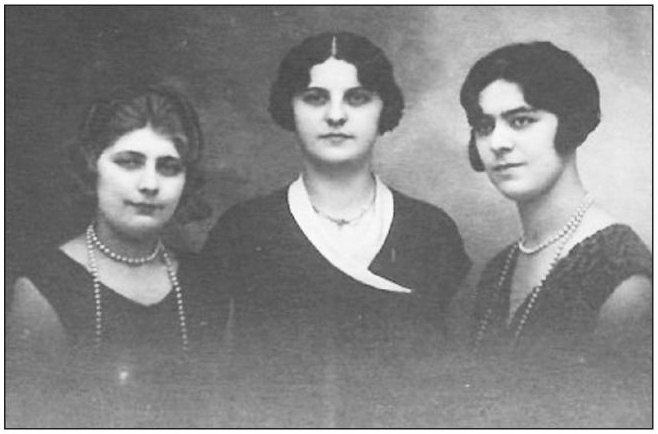 Imagen 2: Reina stéphanoise de lavanderas: Antoinette Chauvet (derecha), 1910.