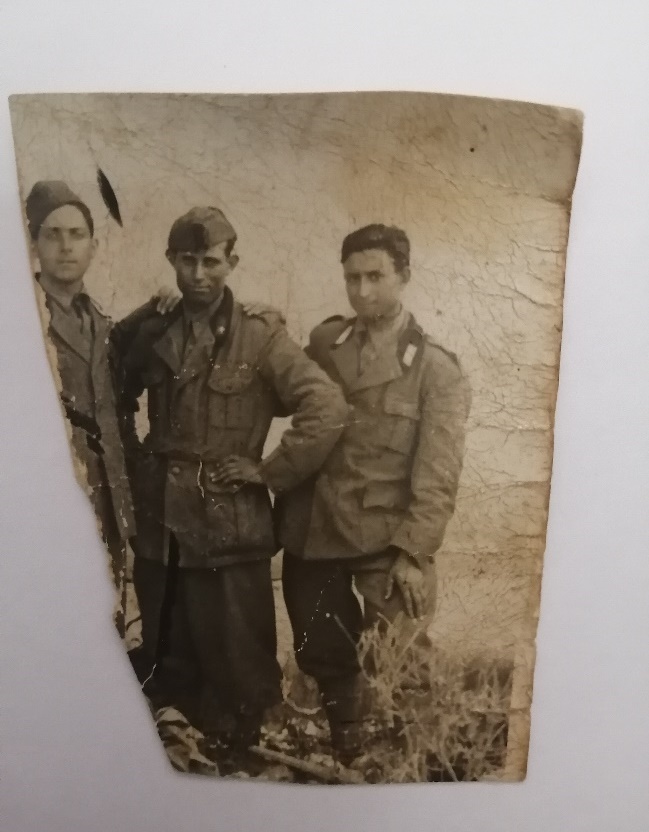Giovanni De Marco
(der.) en uniforme militar junto a dos compañeros, c. 1940