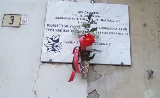 Placa restaurada con flores por
la Festa della Liberazione del
25 de abril en el año 2020 en
Piazza Vittorio Veneto, Sommariva del Bosco (Cuneo). 