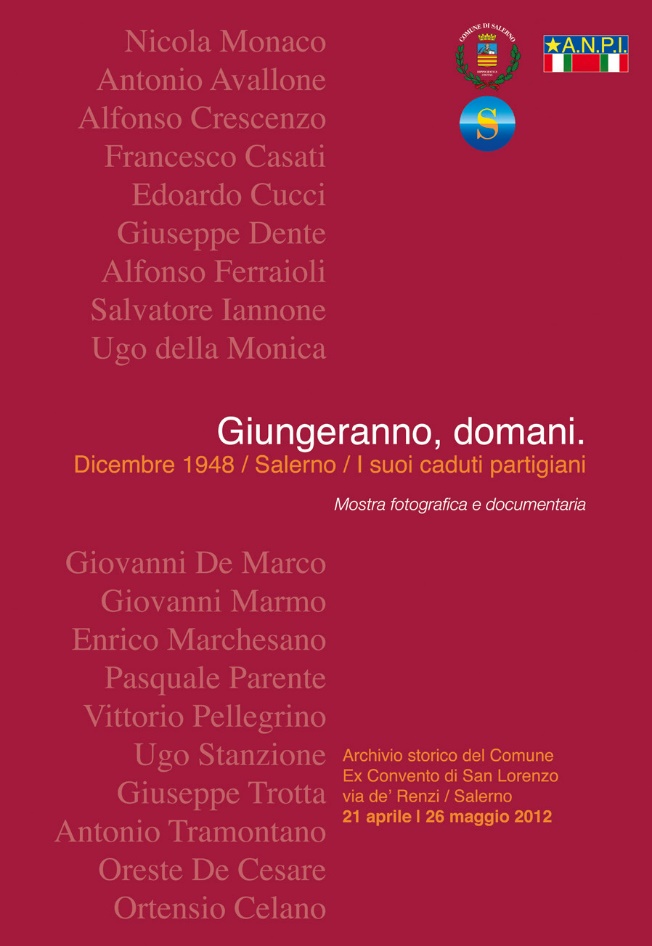 Cartelería
oficial de la muestra fotográfica y documental “Giungeranno, domani.
Dicembre 1948. Salerno. I suoi caduti partigiani
(2012).