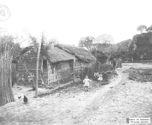 Paisaje rural, grupo de niños, ranchos
