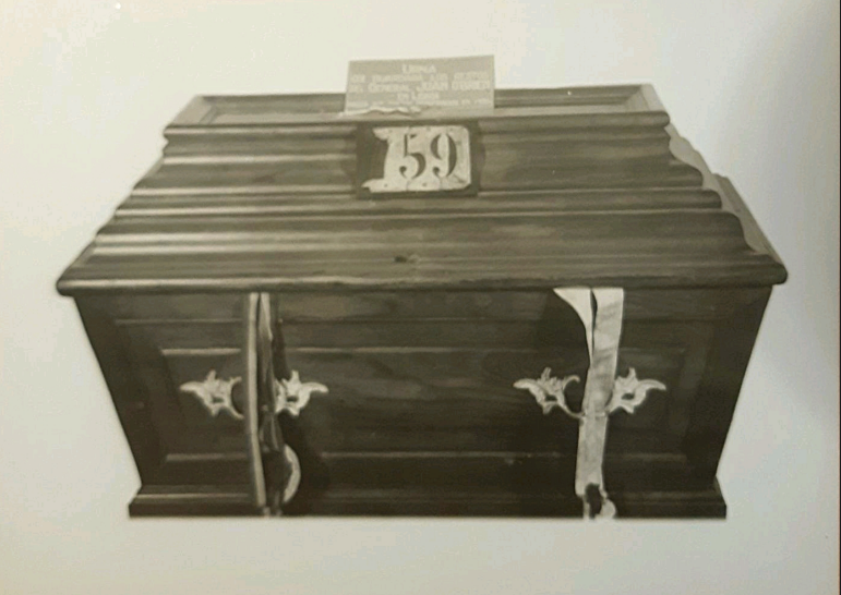 Urna funeraria de madera que sirvi&oacute; para el traslado de los restos del Gral. O&rsquo;Brien.