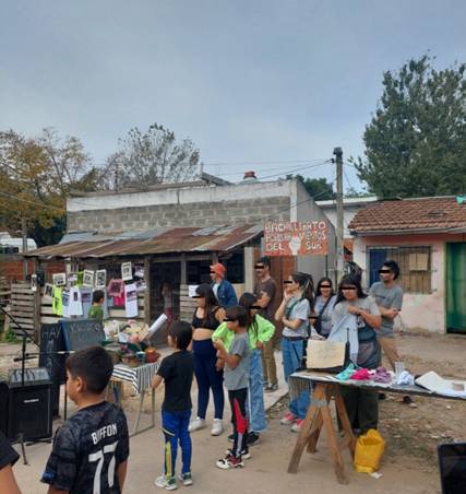 El cartel que lleva el nombre del Bachillerato señala el pasillo de ingreso